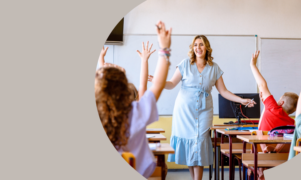 Зарплату учителям предложили поднять до 200% от средней по региону